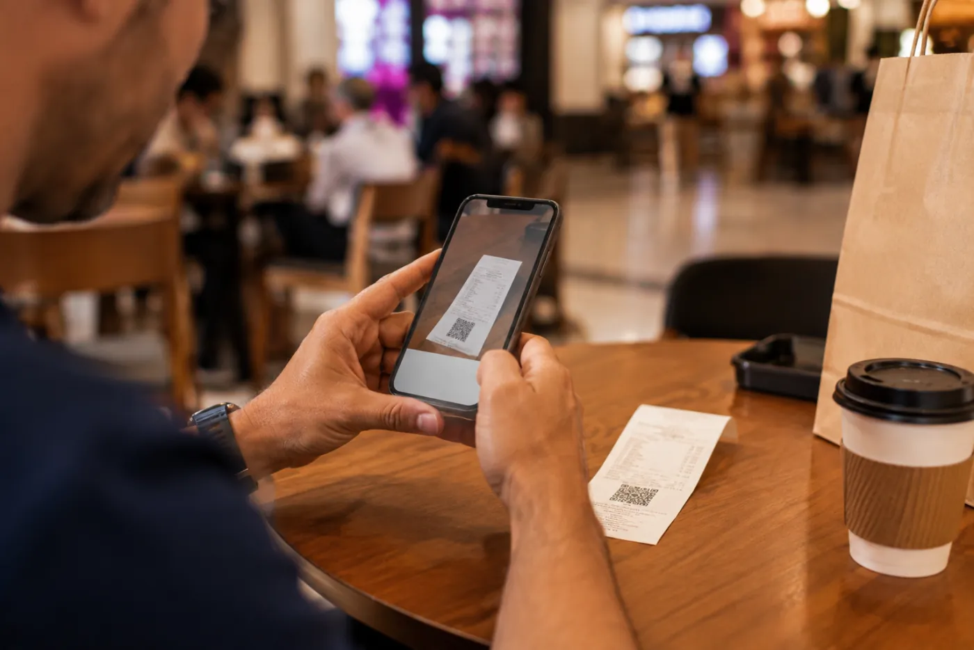Cliente fotografando o cupom fiscal pelo celular
