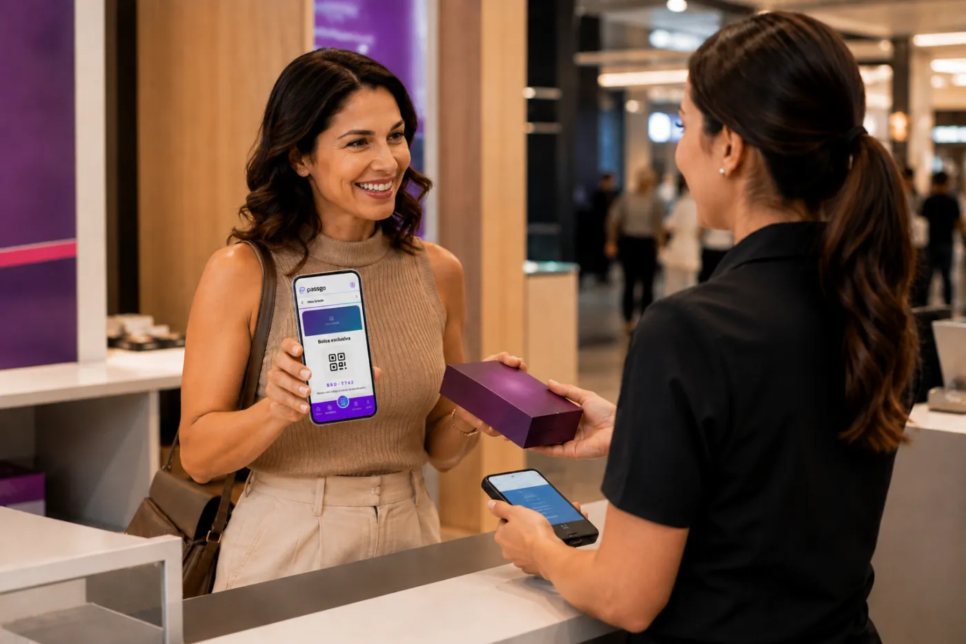 Atendente entregando um brinde no balcão para uma cliente que apresenta o cupom no celular